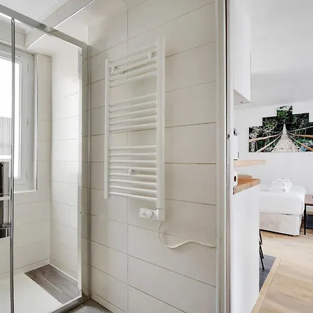 Modern In The Heart Of - * 巴黎