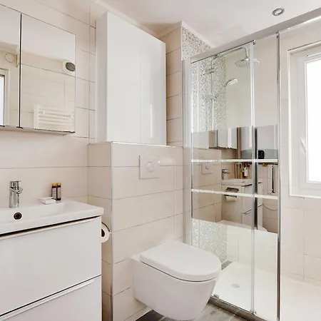 Modern In The Heart Of - 巴黎